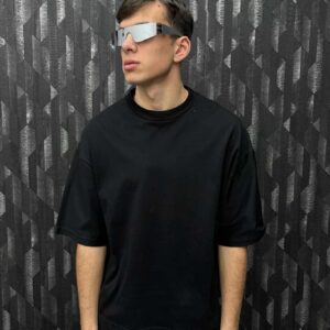T-shirt over nera