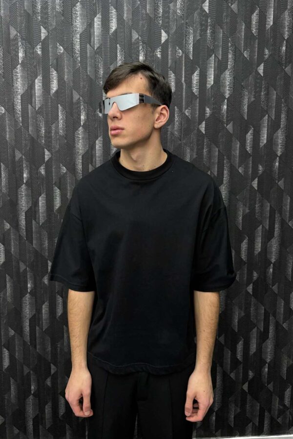 T-shirt over nera